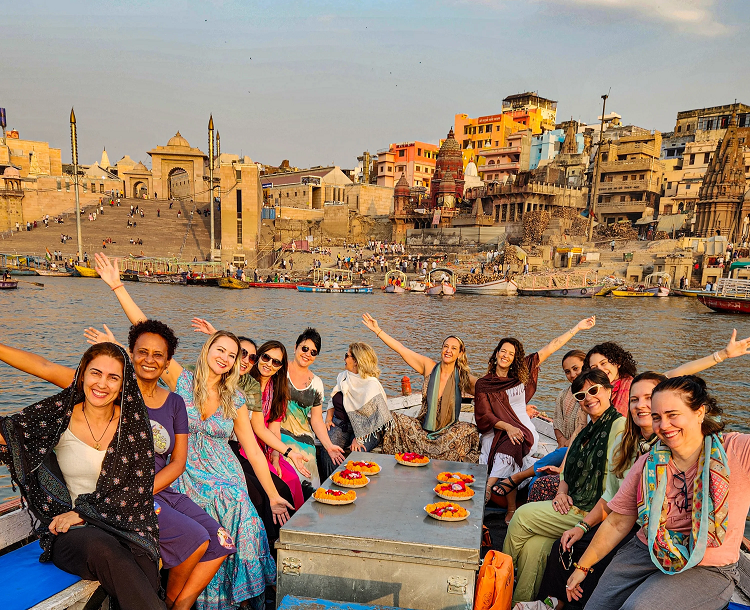 Grupo de mulheres em viagem à Índia com a GirlsGo